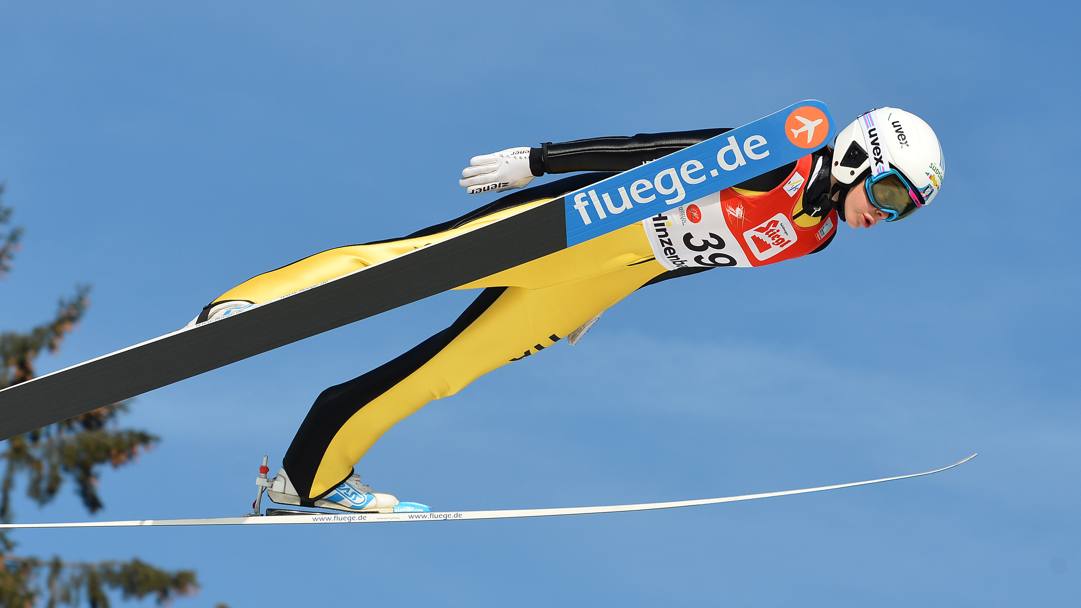 L’italiana Elena Runggaldier in volo durante la gara di salto con gli sci a Hinzenbach, Austria (Ap)